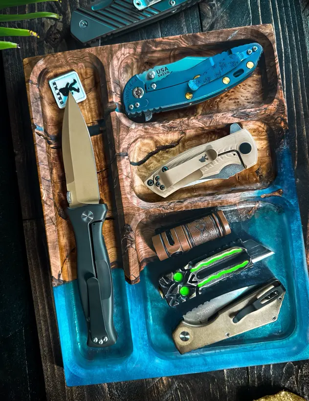 Blue resin Showcase Tray with tan and black folders