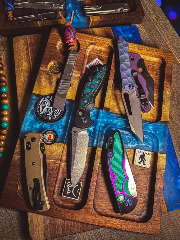 Blue resin Showcase Tray with colorful custom folders